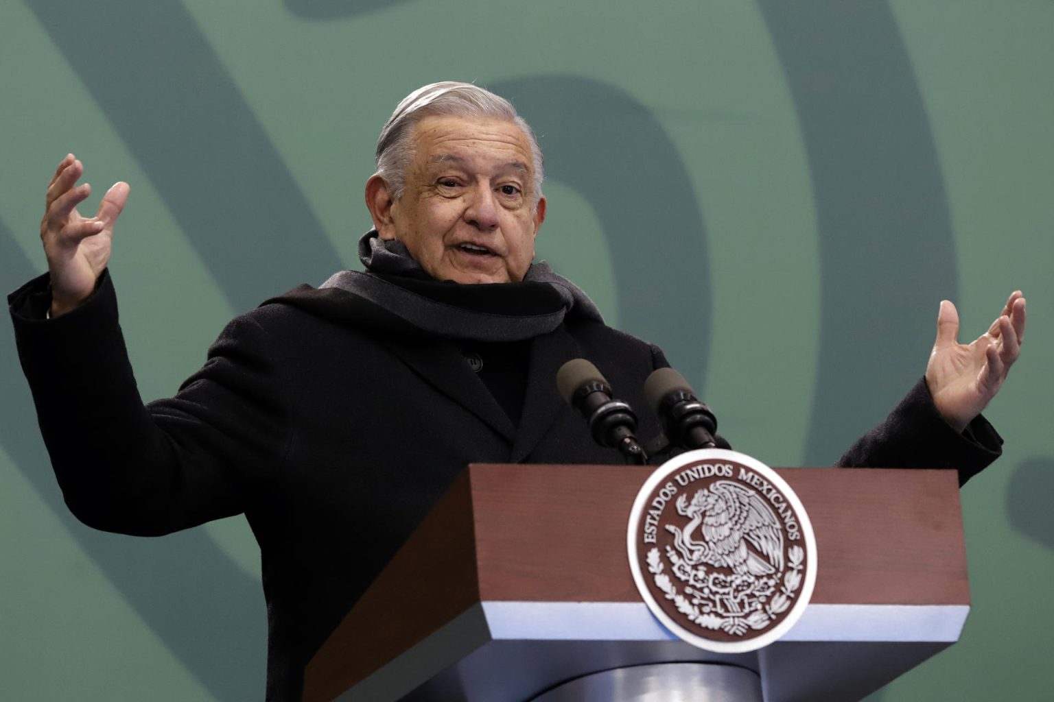 El presidente de México, Andrés Manuel López Obrador, habla durante una rueda de prensa este lunes, en el municipio Oriental, estado de Puebla (México). EFE/Hilda Ríos