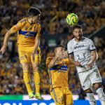 Nicolas Ibañez (i) y Juan Brunetta (c) de Tigres disputan el balón con Nathanael Ananias (d) de Pumas. Imagen de archivo. EFE/Miguel Sierra