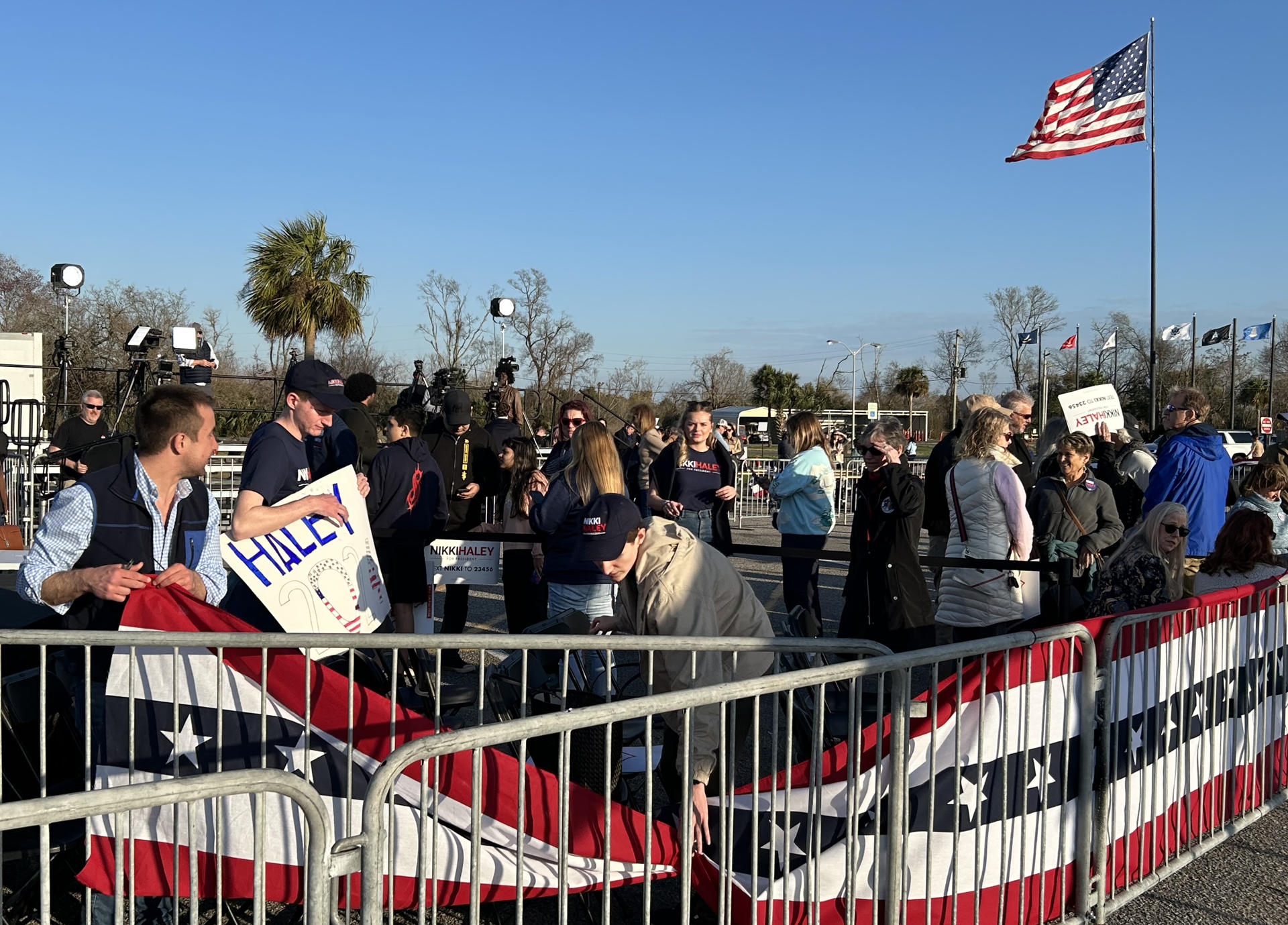 Simpatizantes de la precandidata republicana a la Casa Blanca Nikki Haley esperan su llegada este viernes en Charleston, Carolina del Sur. EFE/Javier Otazu
