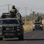 Fotografía de archivo de un convoy del ejercito mexicano en despliegue hacia el estado de Michoacán (México). EFE/Iván Villanueva