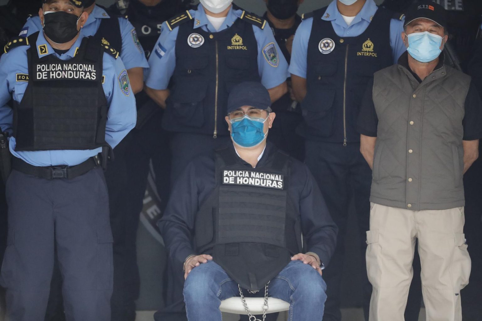 Fotografía de archivo de autoridades que presentan al expresidente hondureño Juan Orlando Hernández en la dirección de las Fuerzas Especiales tras su captura en Tegucigalpa. EFE/ Gustavo Amador