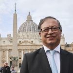 Imagen de archivo del presidente colombiano, Gustavo Petro, realizando declaraciones tras el encuentro mantenido en el Vaticano con el Papa Francisco. EFE/ Miguel Salvatierra