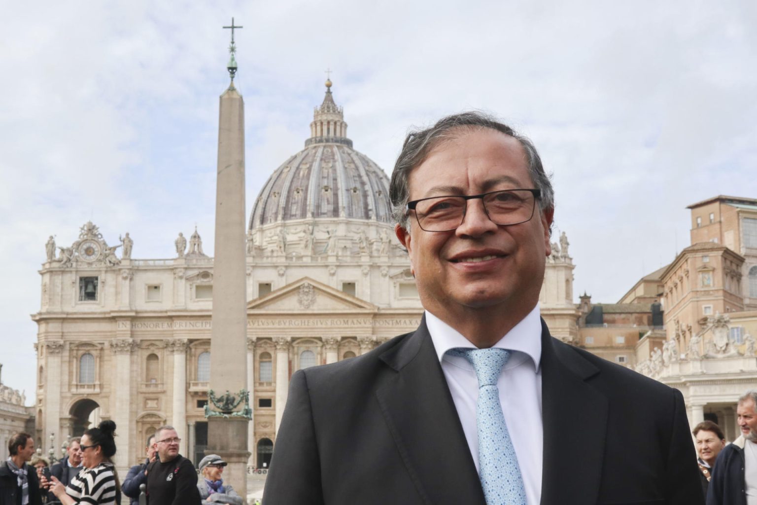 Imagen de archivo del presidente colombiano, Gustavo Petro, realizando declaraciones tras el encuentro mantenido en el Vaticano con el Papa Francisco. EFE/ Miguel Salvatierra