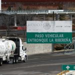 Un vehículo transita por el área de carga de Puente de Tornillo, el 8 de febrero de 2024, en Ciudad Juárez (México). EFE/Luis Torres