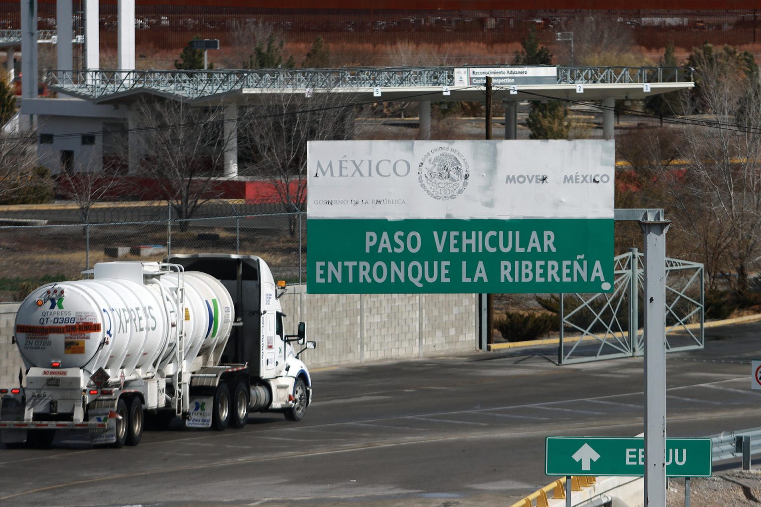 Un vehículo transita por el área de carga de Puente de Tornillo, el 8 de febrero de 2024, en Ciudad Juárez (México). EFE/Luis Torres