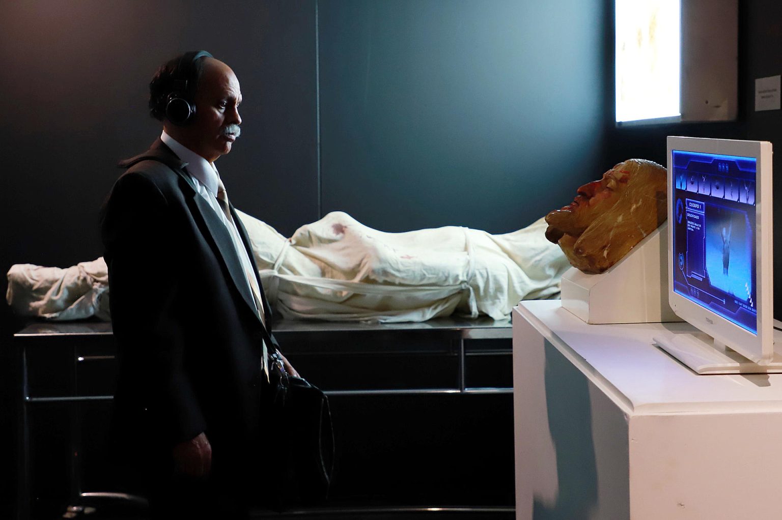 Un hombre observa la exhibición 'La Sábana Santa', el 1 de febrero de 2024, en las instalaciones de la Universidad Autónoma de Guadalajara (México). EFE/Francisco Guasco