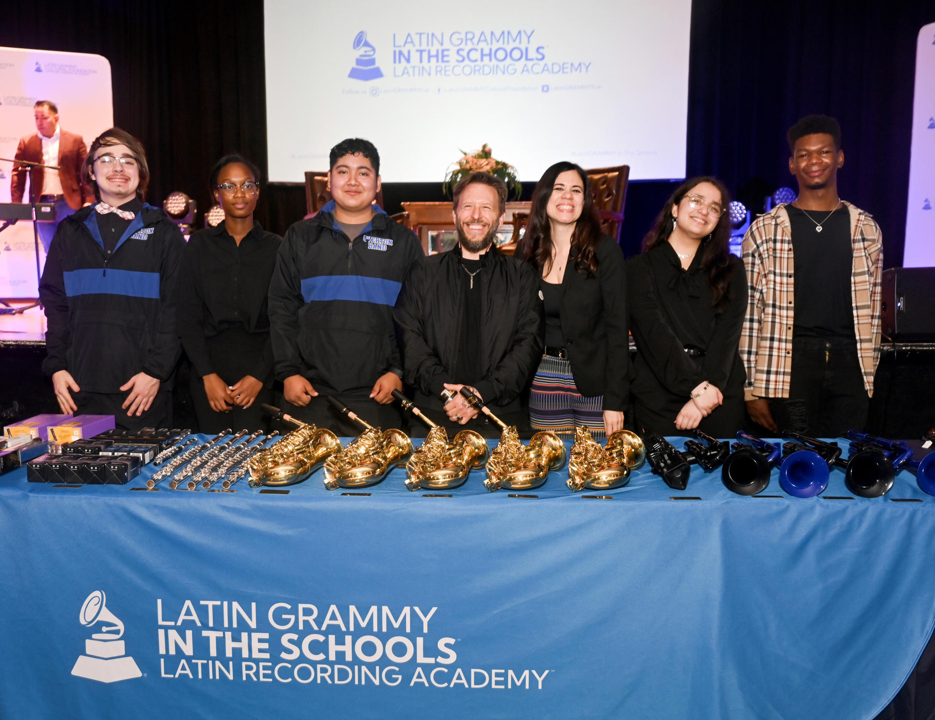 Fotografía cedida por The Recording Academy donde aparece el cantautor argentino Noel Schajris (c) y la directora sénior de programas de la Fundación Cultural Latin Grammy, Nanette Vélez (3d), mientras posan con los alumnos de la escuela secundaria de Overton High School, durante el evento 'Grammy Latino en las escuelas' celebrado el 27 de febrero de 2024 en Memphis, Tennessee (EE. UU). EFE/Greg Campbell/The Recording Academy /SOLO USO EDITORIAL /NO VENTAS /SOLO DISPONIBLE PARA ILUSTRAR LA NOTICIA QUE ACOMPAÑA /CRÉDITO OBLIGATORIO
