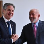 El presidente de Brasil, Luiz Inácio Lula da Silva (d), recibe este miércoles al secretario de Estado estadounidense, Antony Blinken, quien ha llegado al país para asistir a una reunión de ministros de Exteriores del G20, en el Palacio de Planalto en Brasilia (Brasil). EFE/ Andre Borges