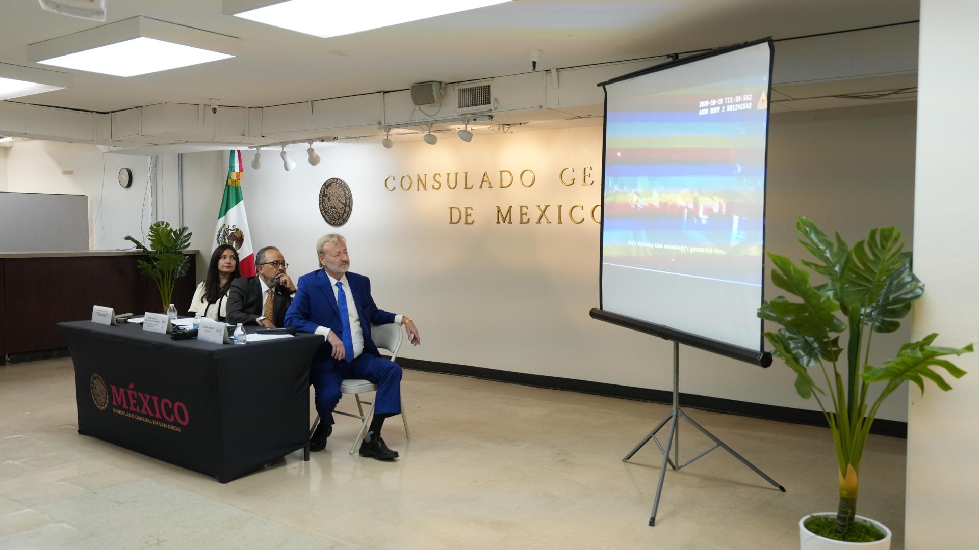 La psicóloga mexicana Ana Clareth Ojeda, viuda de José Alfredo Castro Gutiérrez; el cónsul de México en San Diego, Carlos González Gutiérrez (c), y el abogado de la familia, Eugene Iredale (d), miran un video que incluyó tomas de cámaras corporales de siete policías que acudieron a la casa donde estaba el trabajador de la construcción el 19 de octubre de 2020 , durante una conferencia de prensa celebrada hoy viernes en la sede del consulado de México en San Diego, California. EFE/Manuel Ocaño
