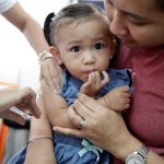 Una niña recibe la vacuna contra el sarampión. Imagen de archivo. EFE/ Francis R. Malasig