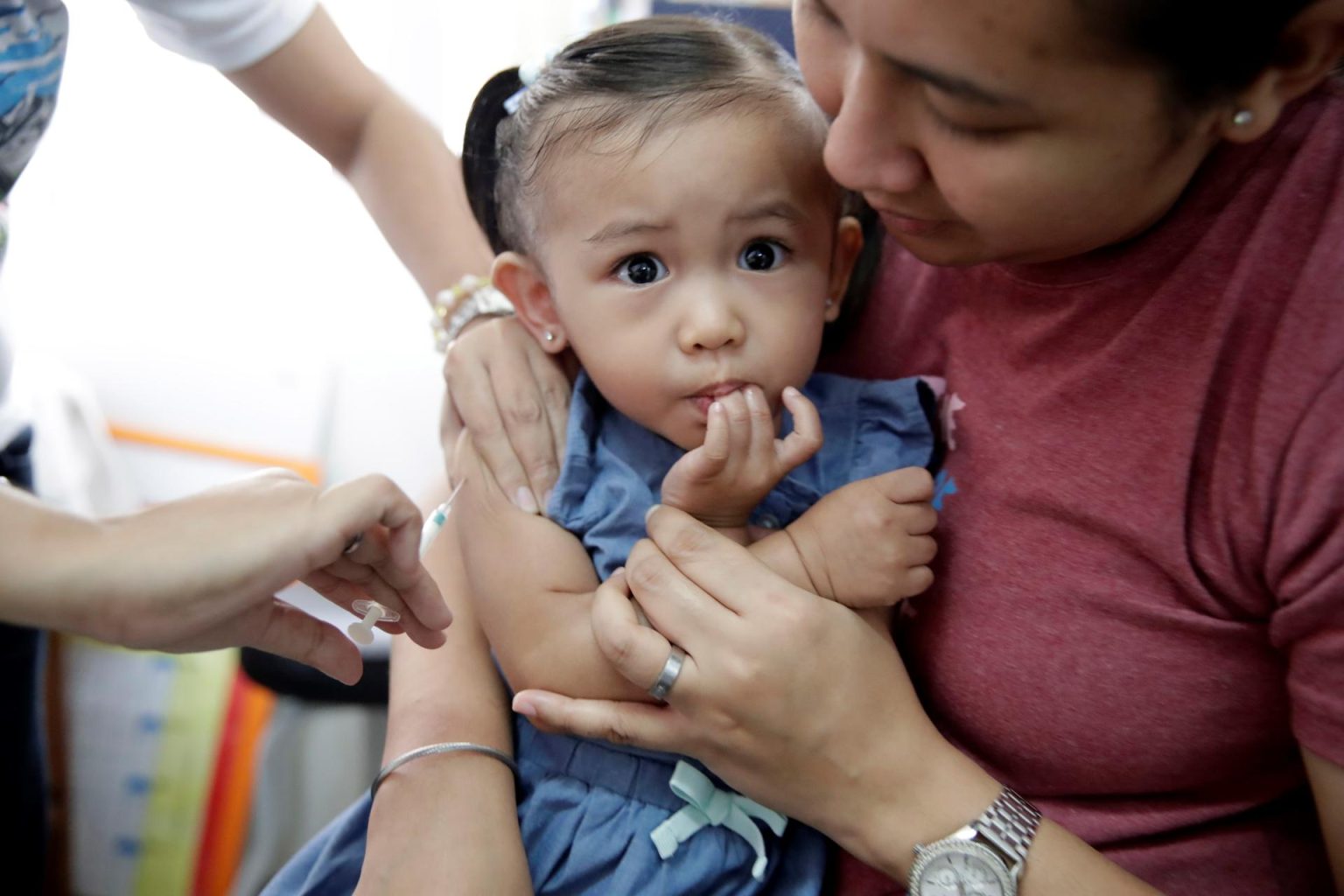 Una niña recibe la vacuna contra el sarampión. Imagen de archivo. EFE/ Francis R. Malasig