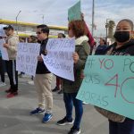 Trabajadores de maquiladoras protestan hoy, en Ciudad Juárez en el estado de Chihuahua (México). EFE/Luis Torres
