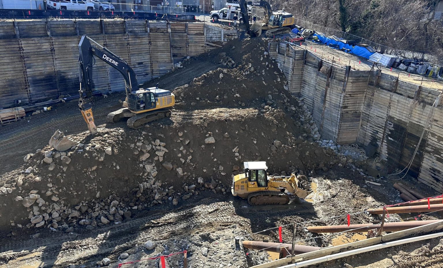 Unas grúas trabajan excavando el miércoles 7 de febrero en el llamado cementerio de esclavos Moses Macedonia, terrenos bajo los que descansan cadáveres de afroamericanos esclavizados en Estados Unidos, en Bethesda, Maryland (EEUU). EFE/Octavio Guzmán