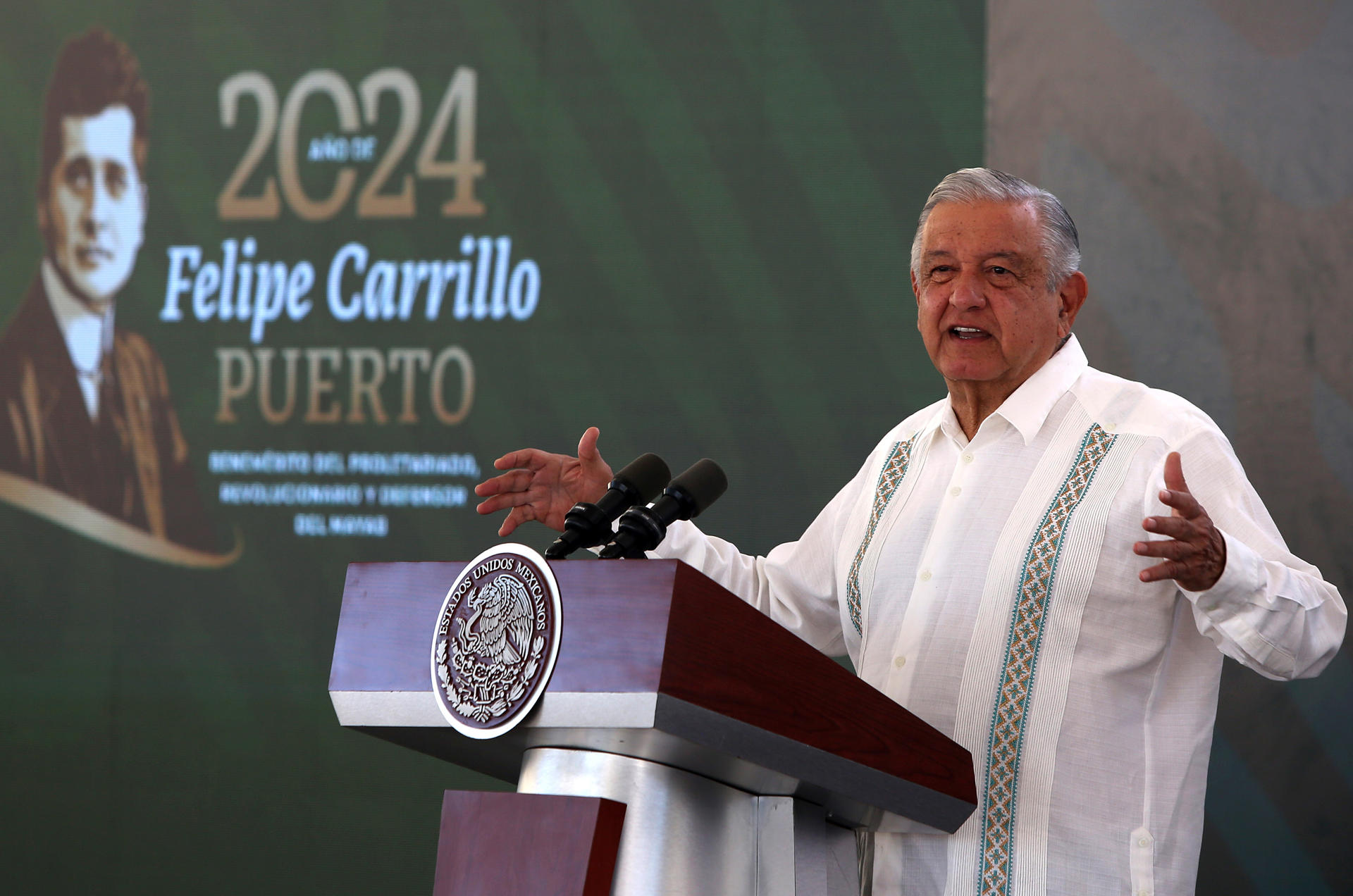 El Presidente de México, Andrés Manuel López Obrador, habla durante una rueda de prensa este jueves en Cancún (México). EFE/ Alonso Cupul
