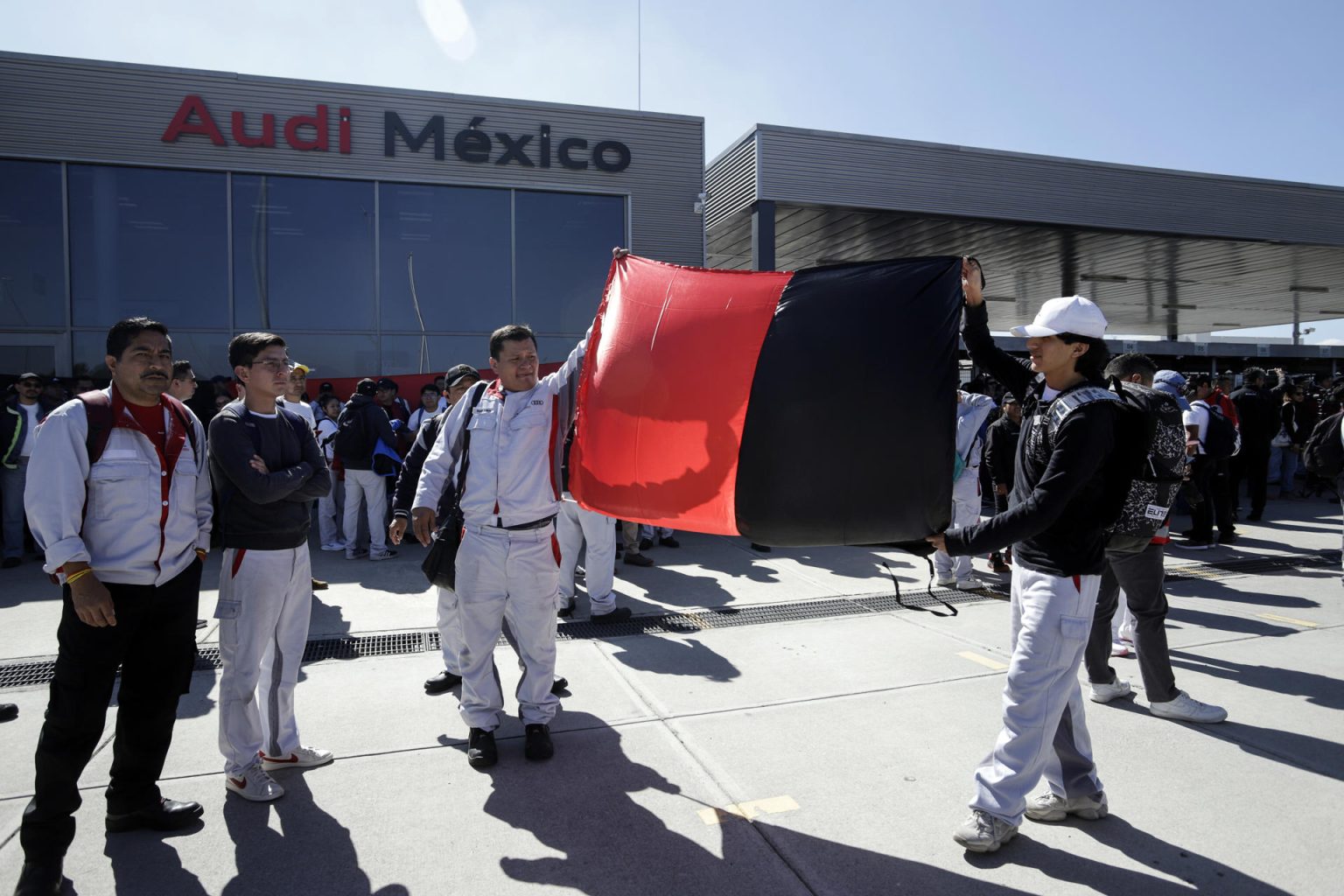 Trabajadores de Audi participan en una jornada de huelga en San José Chiapa, en Puebla (México). Imagen de archivo. EFE/ Hilda Ríos