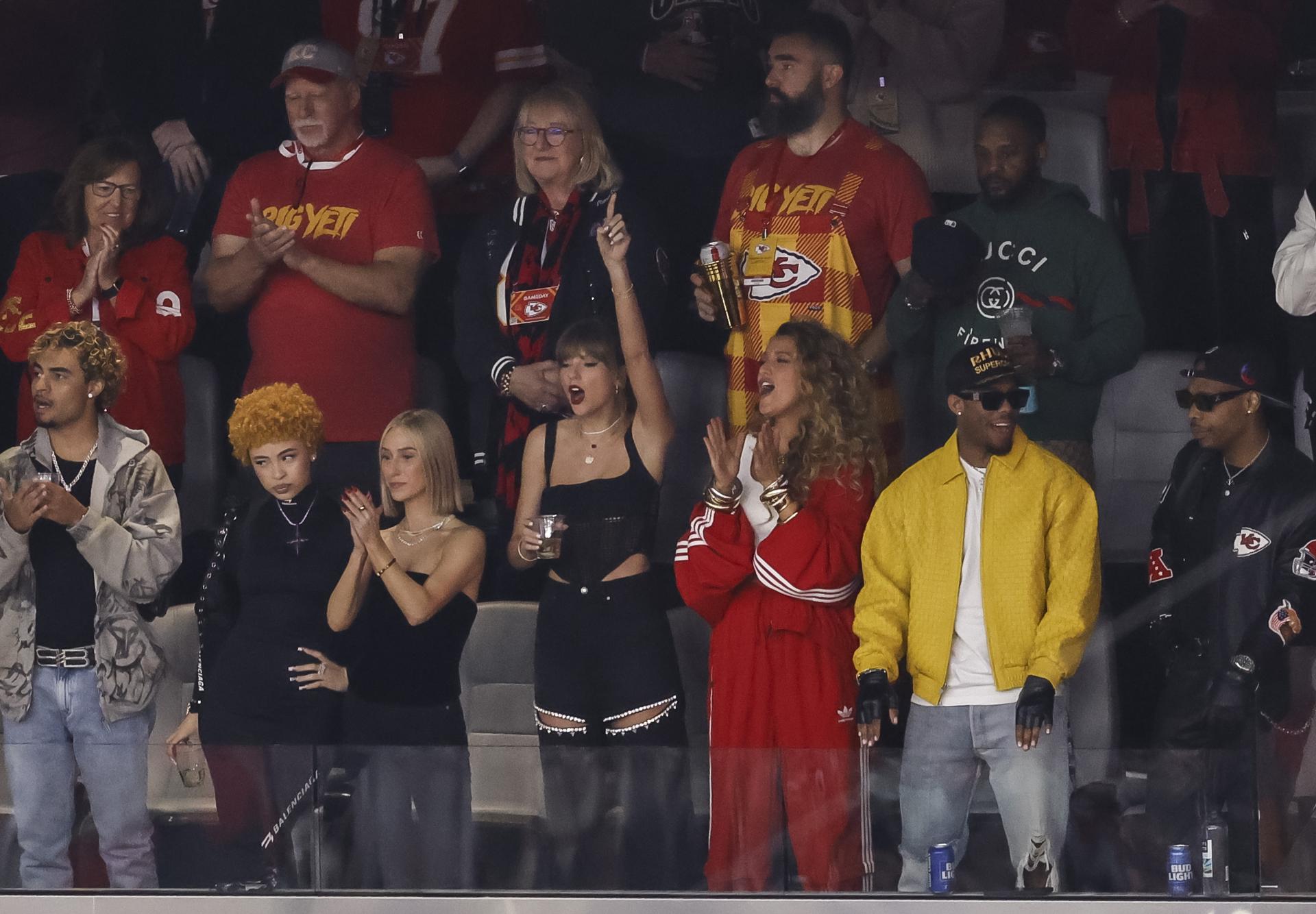 La actriz Blake Lively (3-d), la cantante Taylor Swift (c) y la rapera Ice Spice (2-i) asisten al Super Bowl LVIII entre los Kansas City Chiefs y los San Francisco 49ers en el Allegiant Stadium, en Las Vegas, Nevada (EE.UU.), este 11 de febrero de 2024. EFE/EPA/Caroline Brehman
