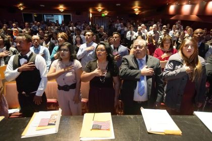 Fotografía de archivo donde aparecen unos inmigrantes mintras juramentan como nuevos ciudadanos estadounidenses durante un acto de naturalización celebrado el 17 de septiembre de 2019 en Salt Lake City, Utah. EFE/George Frey