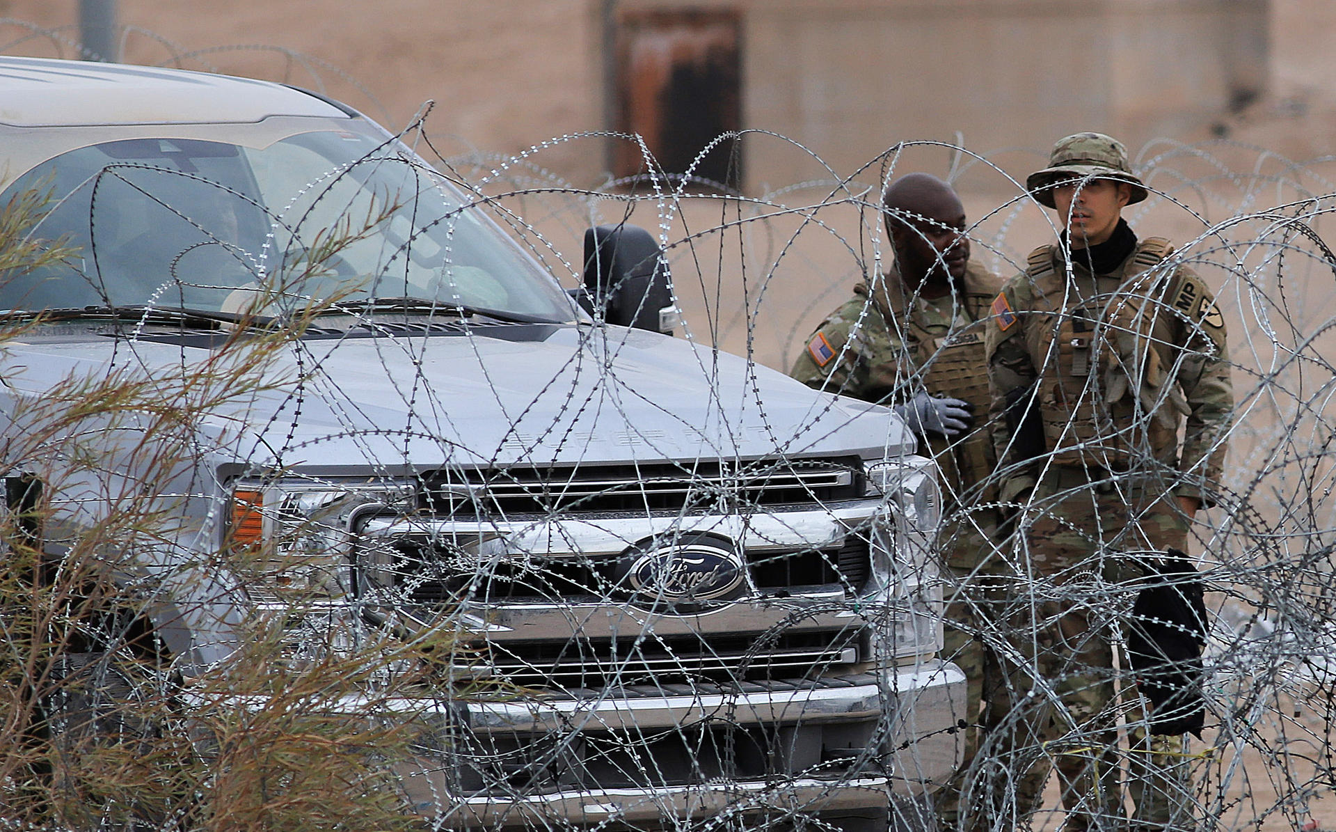 Miembros de la Guardia Nacional de los Estados Unidos vigilan la frontera con México, este jueves en Ciudad Juárez (México). EFE/Luis Torres
