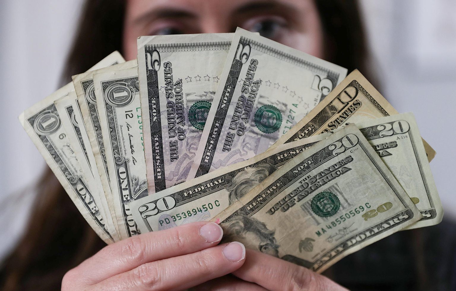 Una persona muestra dolares en una casa de cambio hoy, en ciudad Juárez, en el estado de Chihuahua (México). EFE/ Luis Torres