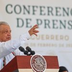 El presidente de México, Andrés Manuel López Obrador, habla durante una rueda de prensa este jueves, en Acapulco, en el estado Guerrero (México). EFE/ David Guzmán