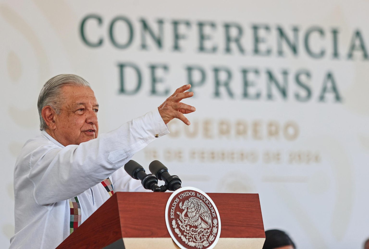 El presidente de México, Andrés Manuel López Obrador, habla durante una rueda de prensa este jueves, en Acapulco, en el estado Guerrero (México). EFE/ David Guzmán