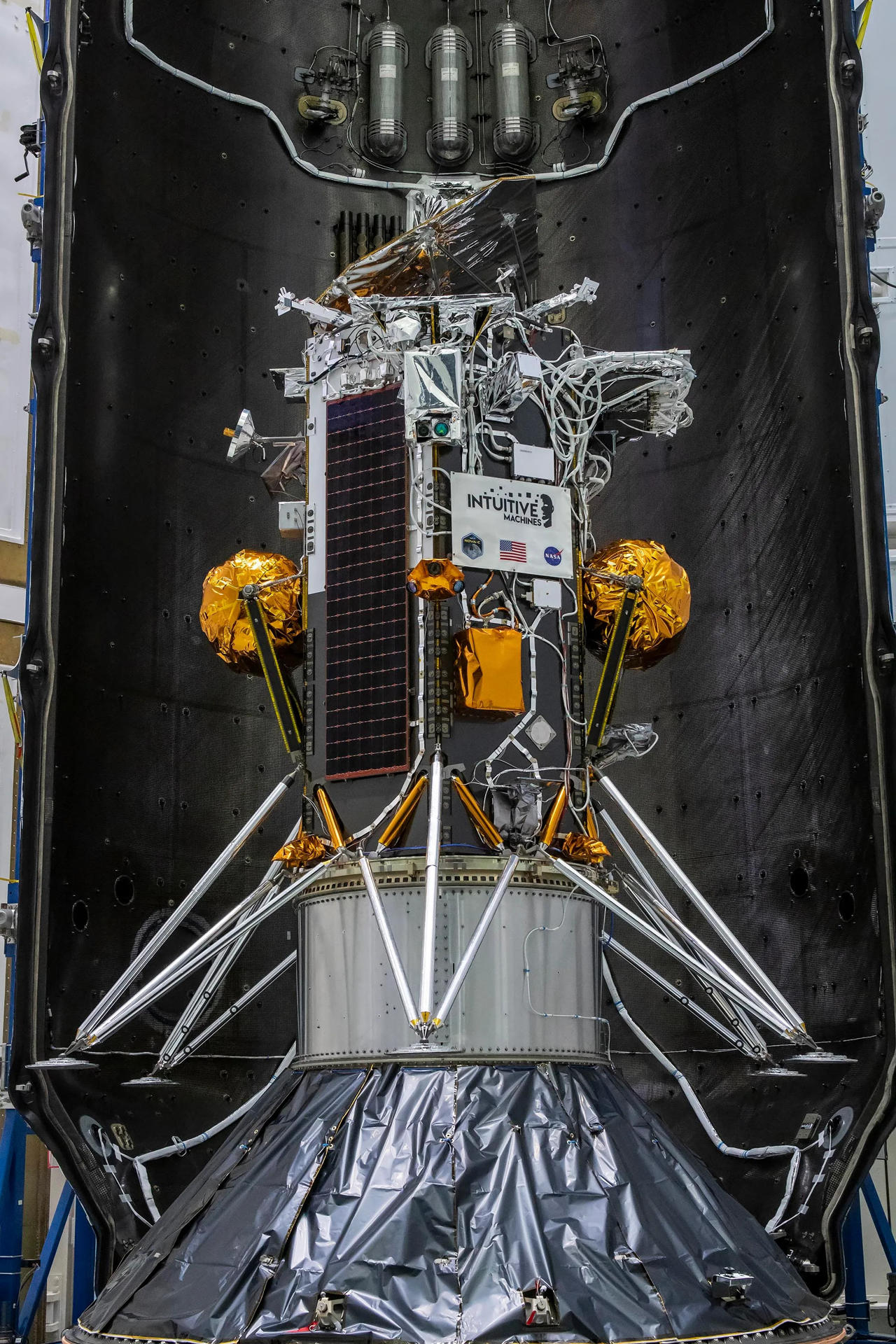 Fotografía cedida por Space X donde se muestra el módulo de aterrizaje lunar Nova-C encapsulado dentro del carenado de un cohete Falcon 9 en preparación para el lanzamiento, como parte de la iniciativa Servicios Comerciales de Carga Útil Lunar (CLPS, en inglés) de la NASA y la campaña Artemis. EFE/SpaceX /SOLO USO EDITORIAL /NO VENTAS /SOLO DISPONIBLE PARA ILUSTRAR LA NOTICIA QUE ACOMPAÑA /CRÉDITO OBLIGATORIO