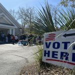 Votantes hacen fila para participar en las elecciones primarias republicanas este sábado, en la iglesia presbiteriana Eastbridge, en Charleston, Carolina del Sur (Estados Unidos). EFE/ Javier Otazu