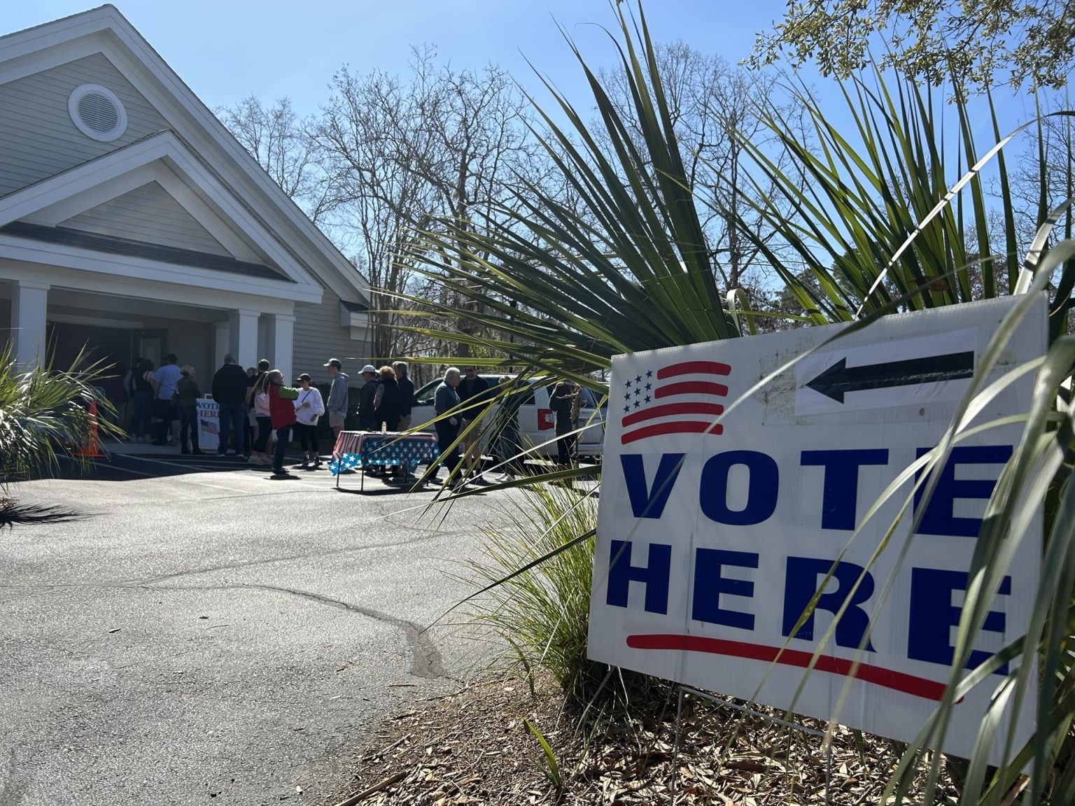 Votantes hacen fila para participar en las elecciones primarias republicanas este sábado, en la iglesia presbiteriana Eastbridge, en Charleston, Carolina del Sur (Estados Unidos). EFE/ Javier Otazu