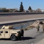 Integrantes de la Guardia Nacional estadounidense patrullan en la valla fronteriza de El Paso, Texas, frente a Ciudad Juárez, México. Imagen de archivo. EFE/Octavio Guzmán