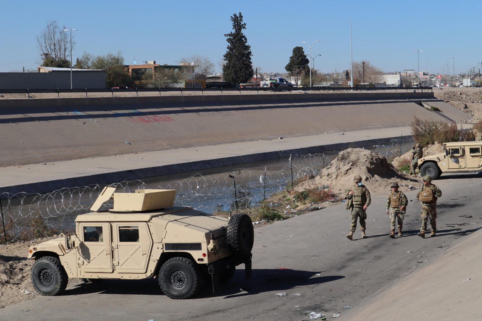 Integrantes de la Guardia Nacional estadounidense patrullan en la valla fronteriza de El Paso, Texas, frente a Ciudad Juárez, México. Imagen de archivo. EFE/Octavio Guzmán