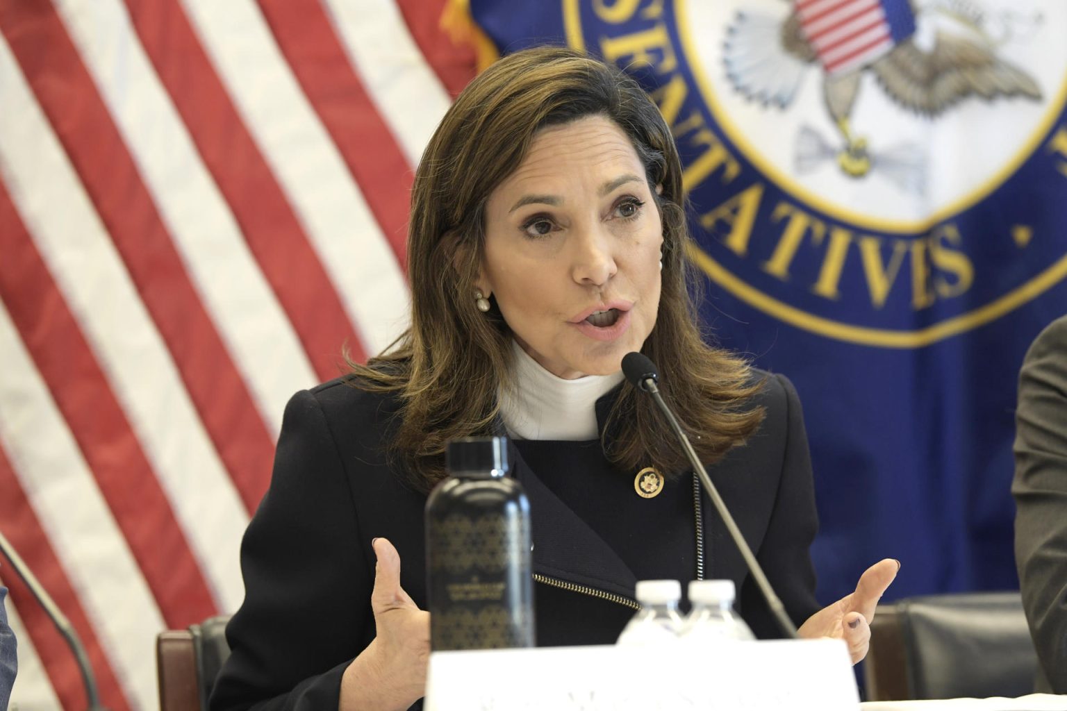 La presidenta del Subcomité de Latinoamérica en el Comité de Exteriores de la Cámara de Representantes estadounidense, la representante republicana por Florida, María Elvira Salazar, habla durante una mesa redonda del Subcomité de Latinoamérica en el Comité de Exteriores de la Cámara de Representantes estadounidense, hoy, en el edificio Rayburn del Capitolio en Washington (Estados Unidos). EFE/ Lenin Nolly