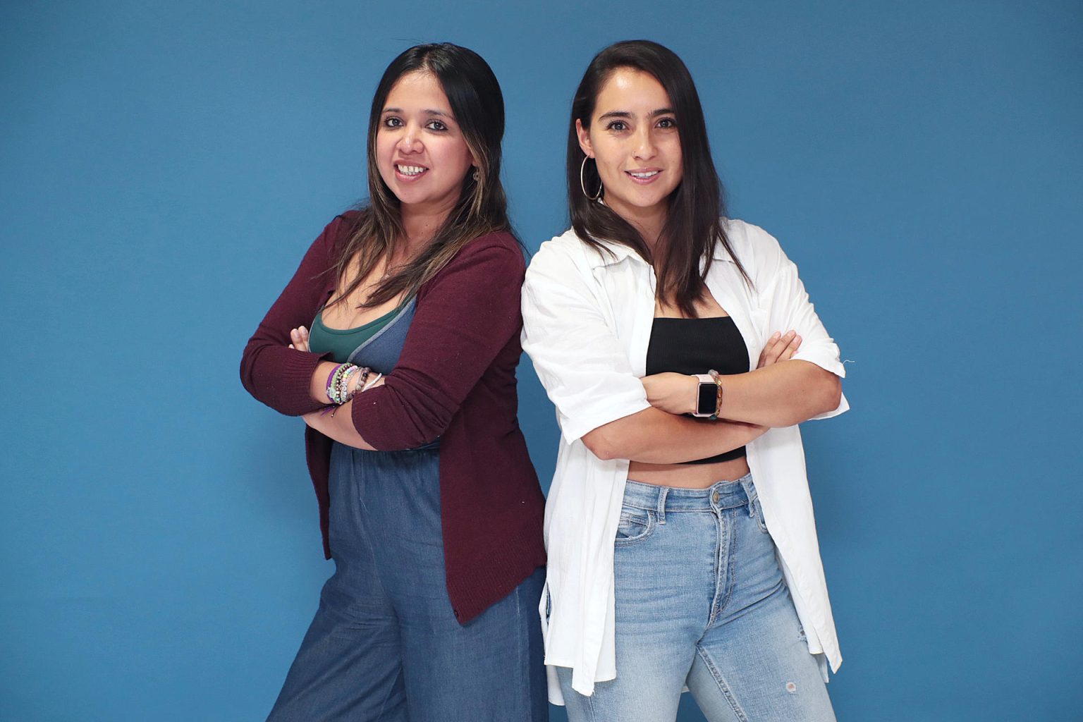 Alejandra Crail (d) y Daniela Guazo (i), periodistas del periódico El Universal. El trabajo mexicano 'Depredadores en las aulas', publicado en El Universal en alianza con Connectas, ha obtenido este jueves el Premio Rey de España de Periodismo de Cooperación Internacional y Acción Humanitaria por describir la "realidad terrorífica" de los niños y adolescentes que son víctimas de delitos sexuales cometidos por personal de sus escuelas. EFE