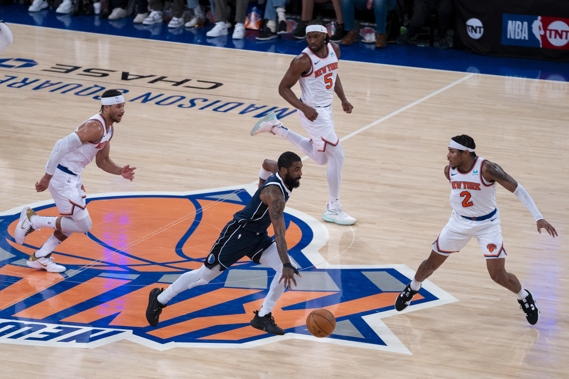 Kyrie Irving (c) protege el balón durante un juego de la NBA entre New York Knicks y Dallas Mavericks en el Madison Square Garden de Manhattan New York (EE.UU.). EFE/Ángel Colmenares
