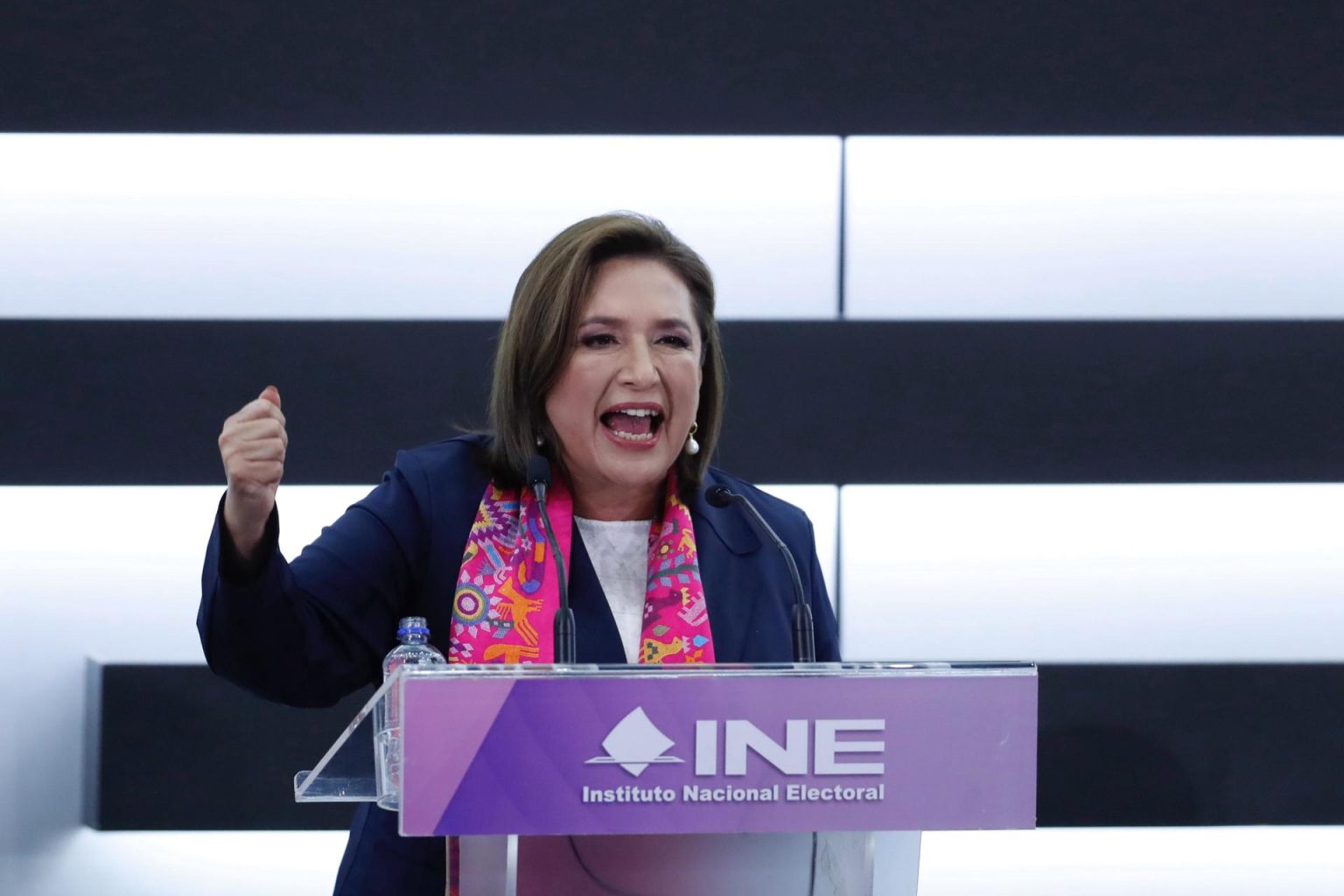 La candidata presidencial opositora de la coalición Fuerza y Corazón por México, Xóchitl Gálvez, participa este martes durante su registro como candidata formal en el Instituto Nacional Electoral (INE), en la Ciudad de México (México).EFE/Sáshenka Gutiérrez