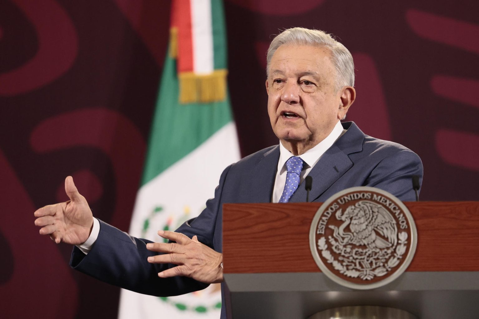 El presidente de México, Andrés Manuel López Obrador, habla durante su conferencia de prensa matutina hoy, en el Palacio Nacional de la Ciudad de México (México).  EFE/ José Méndez