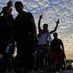 Migrantes de diferentes nacionalidades caminan en una caravana en el municipio de Tapachula, en Chiapas (México). Imagen de archivo. EFE/Juan Manuel Blanco