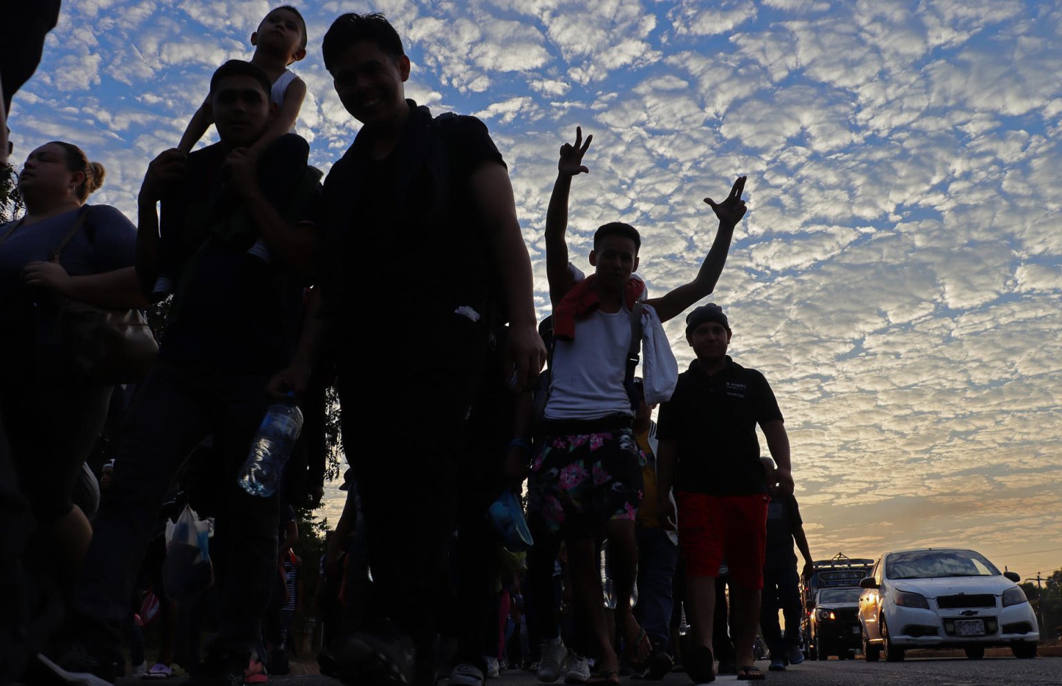 Migrantes de diferentes nacionalidades caminan en una caravana en el municipio de Tapachula, en Chiapas (México). Imagen de archivo. EFE/Juan Manuel Blanco