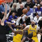 El jugador de los Angeles Lakers LeBron James (2-I) lanza la pelota a canasta con la oposición del jugador de los Angeles Clippers Daniel Theis (i) durante la segunda mitad del partido de baloncesto de la NBA entre los Angeles Lakers y Los Angeles Clippers en Los Ángeles, California, EE. UU. EFE/EPA/ALLISON DINNER