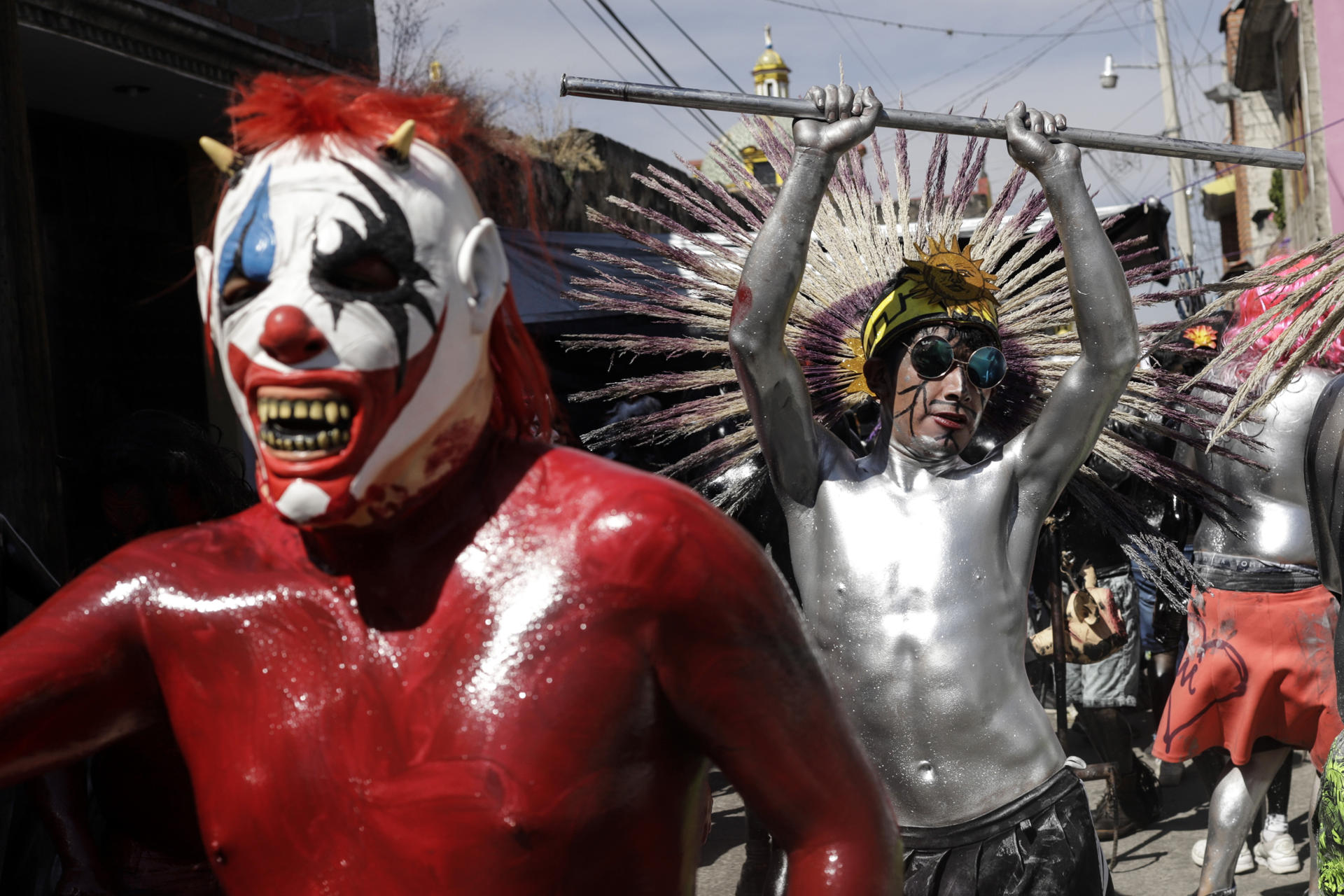 Jóvenes participan en el cierre del Carnaval de Xinacates este martes, por calles de la localidad de San Nicolás de los Ranchos, Puebla (México). EFE/Hilda Ríos
