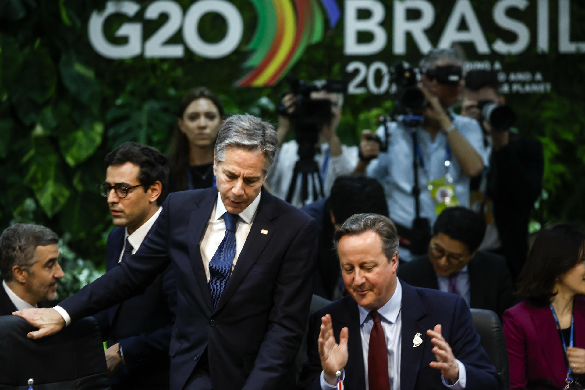 El secretario de Estado de Estados Unidos, Antony Blinken (c-i), y David Cameron, ministro de Asuntos Exteriores del Reino Unido, participan este miércoles en la inauguración de la reunión de ministros de Exteriores del G20 en Río de Janeiro (Brasil). EFE/ Antonio Lacerda
