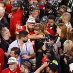 La cantante Taylor Swift (c-d) abraza a Travis Kelce (c-i) tras el triunfo de los Kansas City Chiefs ante los San Francisco 49ers en el Super Bowl en el Allegiant Stadium, en Las Vegas, Nevada (EE.UU.). EFE/EPA/Caroline Brehman