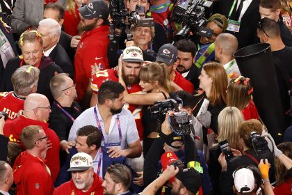 La cantante Taylor Swift (c-d) abraza a Travis Kelce (c-i) tras el triunfo de los Kansas City Chiefs ante los San Francisco 49ers en el Super Bowl en el Allegiant Stadium, en Las Vegas, Nevada (EE.UU.). EFE/EPA/Caroline Brehman