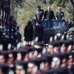 El Secretario de la Defensa, Luis Cresencio Sandoval (i), el presidente de México, Andrés Manuel López Obrador (c), y el secretario de Marina Rafael Ojeda (d), pasan revista durante la conmemoración del 111 aniversario de la Marcha de la Lealtad, hoy en la Ciudad de México (México). EFE/Sáshenka Gutiérrez