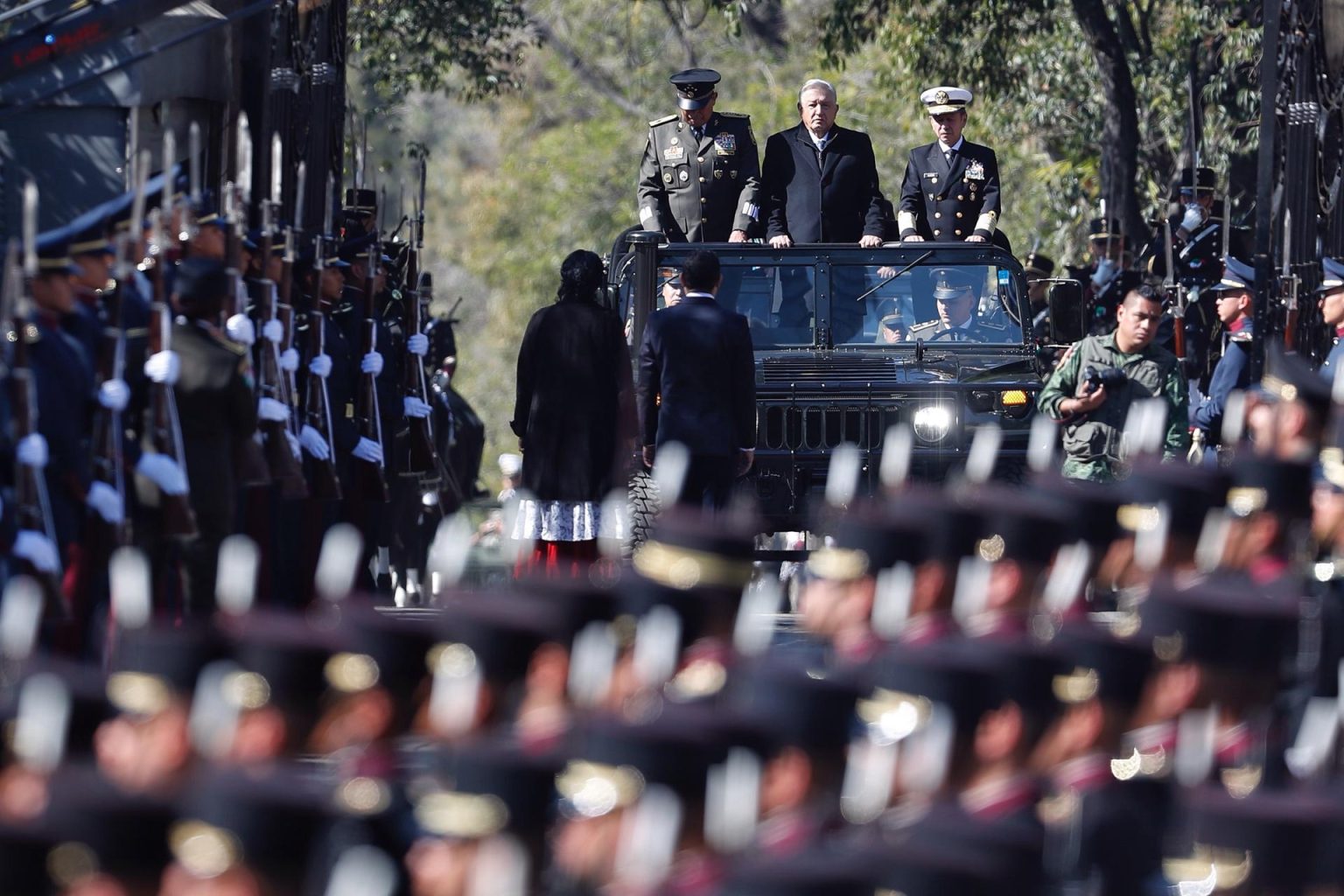 El Secretario de la Defensa, Luis Cresencio Sandoval (i), el presidente de México, Andrés Manuel López Obrador (c), y el secretario de Marina Rafael Ojeda (d), pasan revista durante la conmemoración del 111 aniversario de la Marcha de la Lealtad, hoy en la Ciudad de México (México). EFE/Sáshenka Gutiérrez