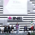 Fotografía de archivo de la candidata presidencial opositora de la coalición Fuerza y Corazón por México, Xóchitl Gálvez, hablando tras haberse registrado como candidata formal en el Instituto Nacional Electoral (INE), en la Ciudad de México (México). EFE/Sáshenka Gutiérrez