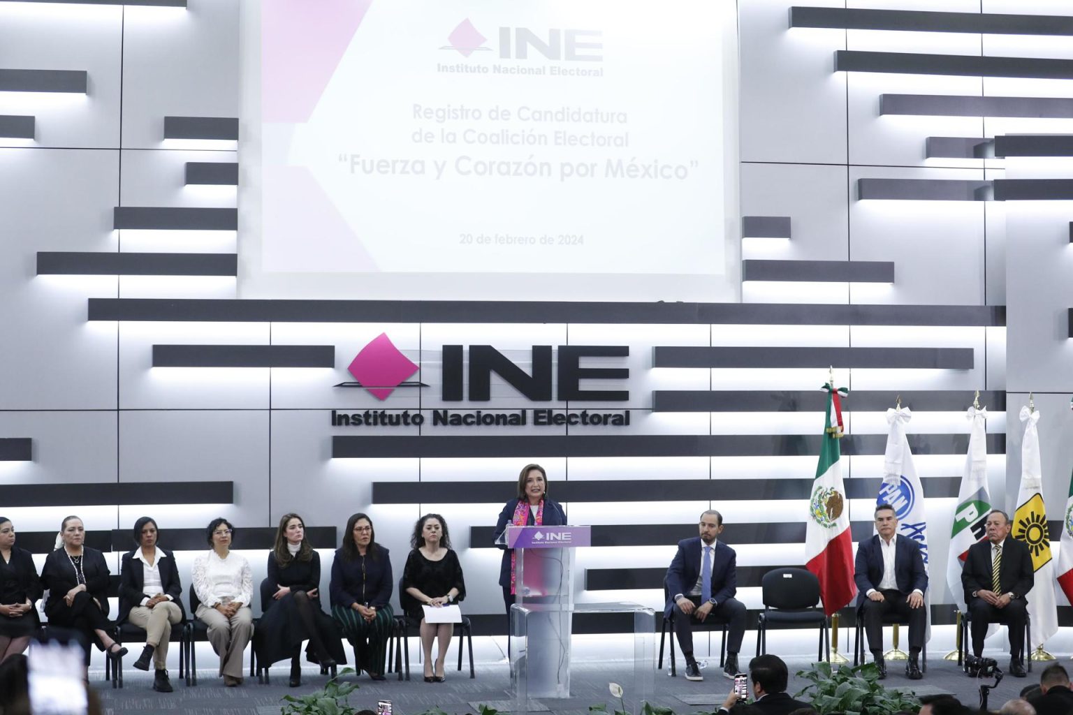 Fotografía de archivo de la candidata presidencial opositora de la coalición Fuerza y Corazón por México, Xóchitl Gálvez, hablando tras haberse registrado como candidata formal en el Instituto Nacional Electoral (INE), en la Ciudad de México (México). EFE/Sáshenka Gutiérrez