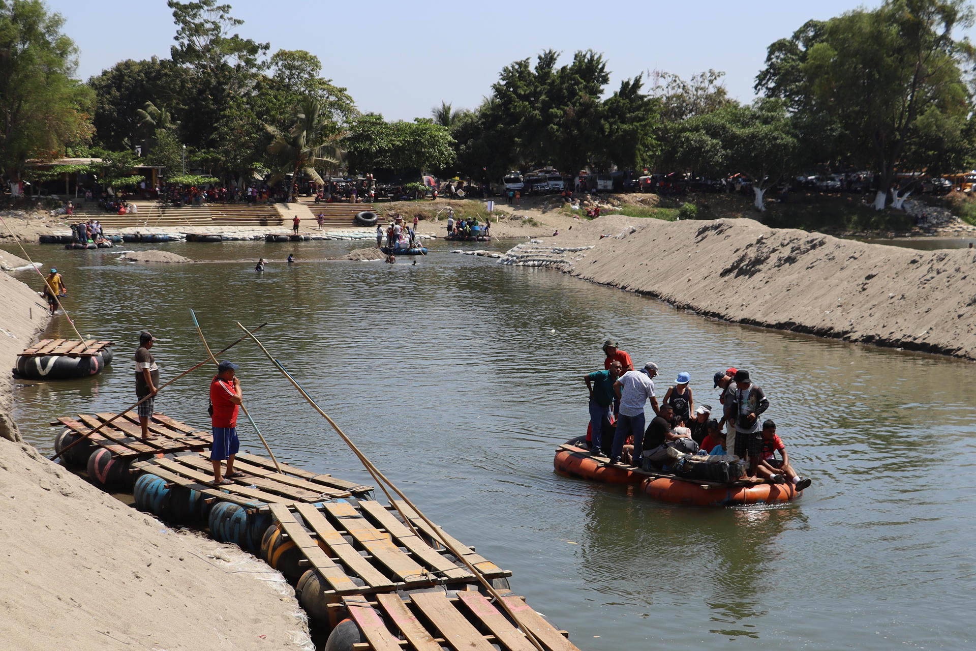 Migrantes cruzan al río Suchiate el 23 de febrero de 2024 en la ciudad de Tapachula (México). EFE/Juan Manuel Blanco
