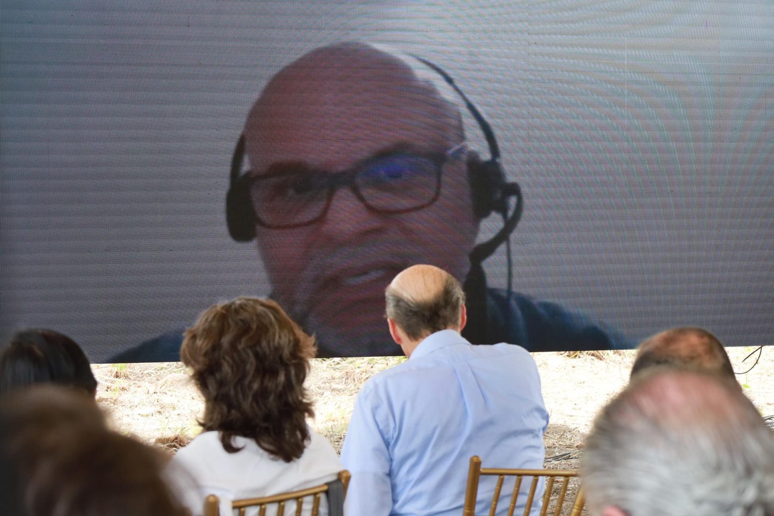 Fotografía de archivo del exjefe paramilitar Salvatore Mancuso participando de manera virtual de un homenaje a víctimas en los antiguos hornos crematorios de Juan Frío, Norte de Santander (Colombia). EFE/Mario Caicedo