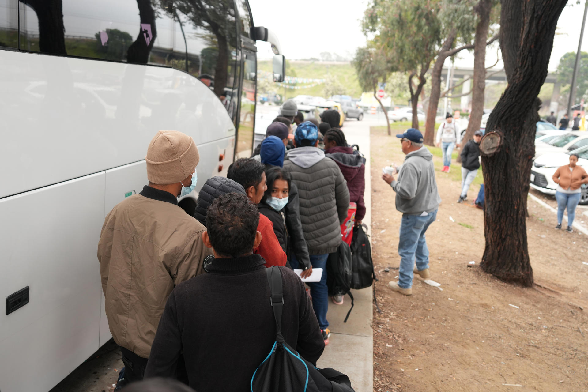 Un grupo de migrantes liberados por la Patrulla Fronteriza sube en un autobús este lunes, en San Diego, California (EE.UU.). EFE/ Manuel Ocaño
