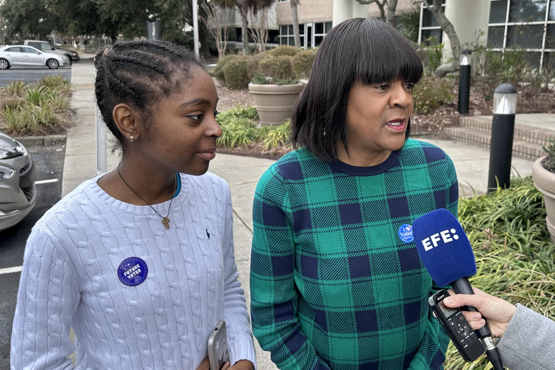 La afroamericana Genelle Edwards, junto a su nieta, habla con EFE luego de votar el 31 de enero de 2024, en un Centro de Votación en Charleston, Carolina del Sur (EE.UU.). EFE/ Octavio Guzmán
